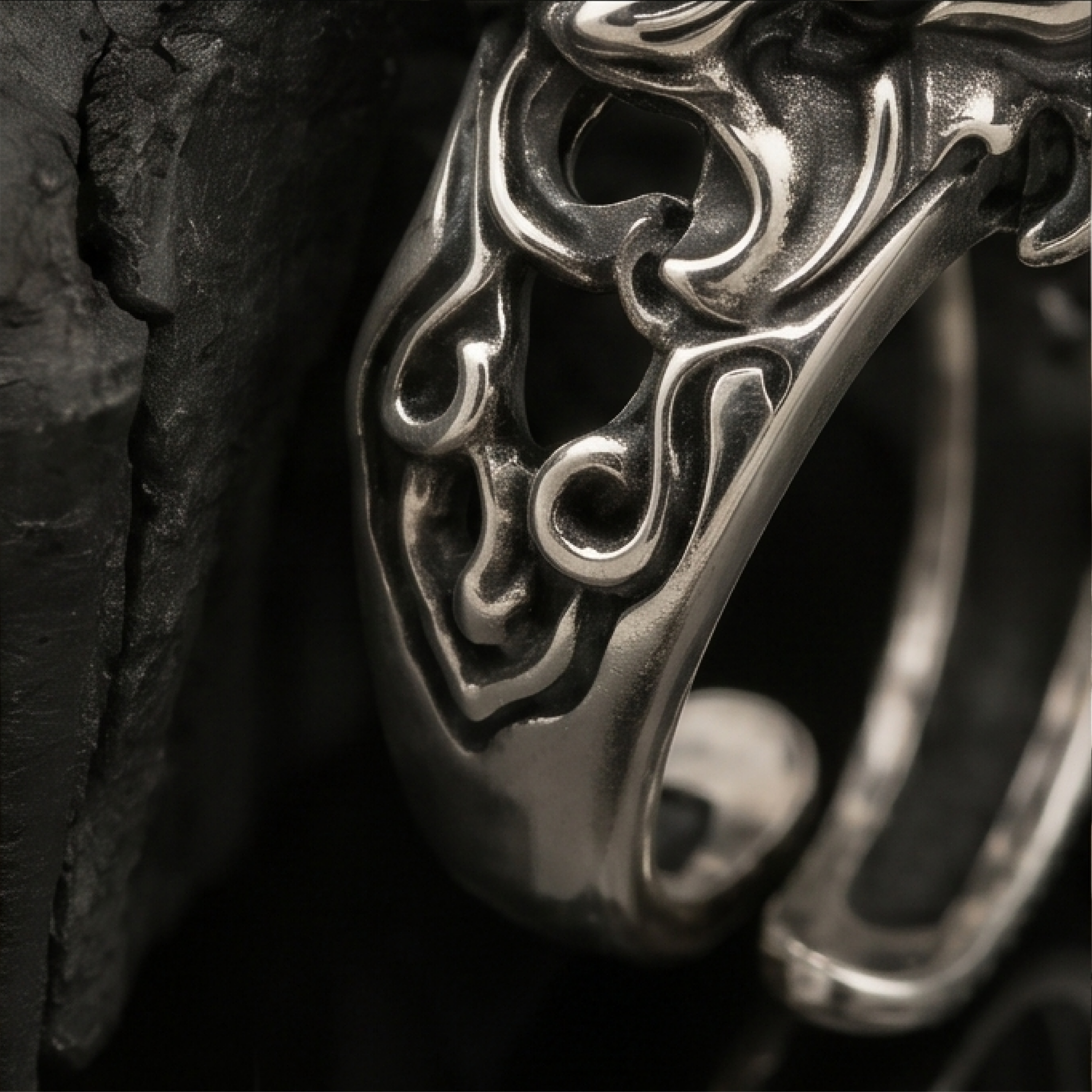 Yuuzo 925 Japan Dragon Claw Blue Stone Ring • Bold Gothic Adjustable Ring with Detailed Design for Statement Jewelry, Dark Style Outfit and Unisex Fashion