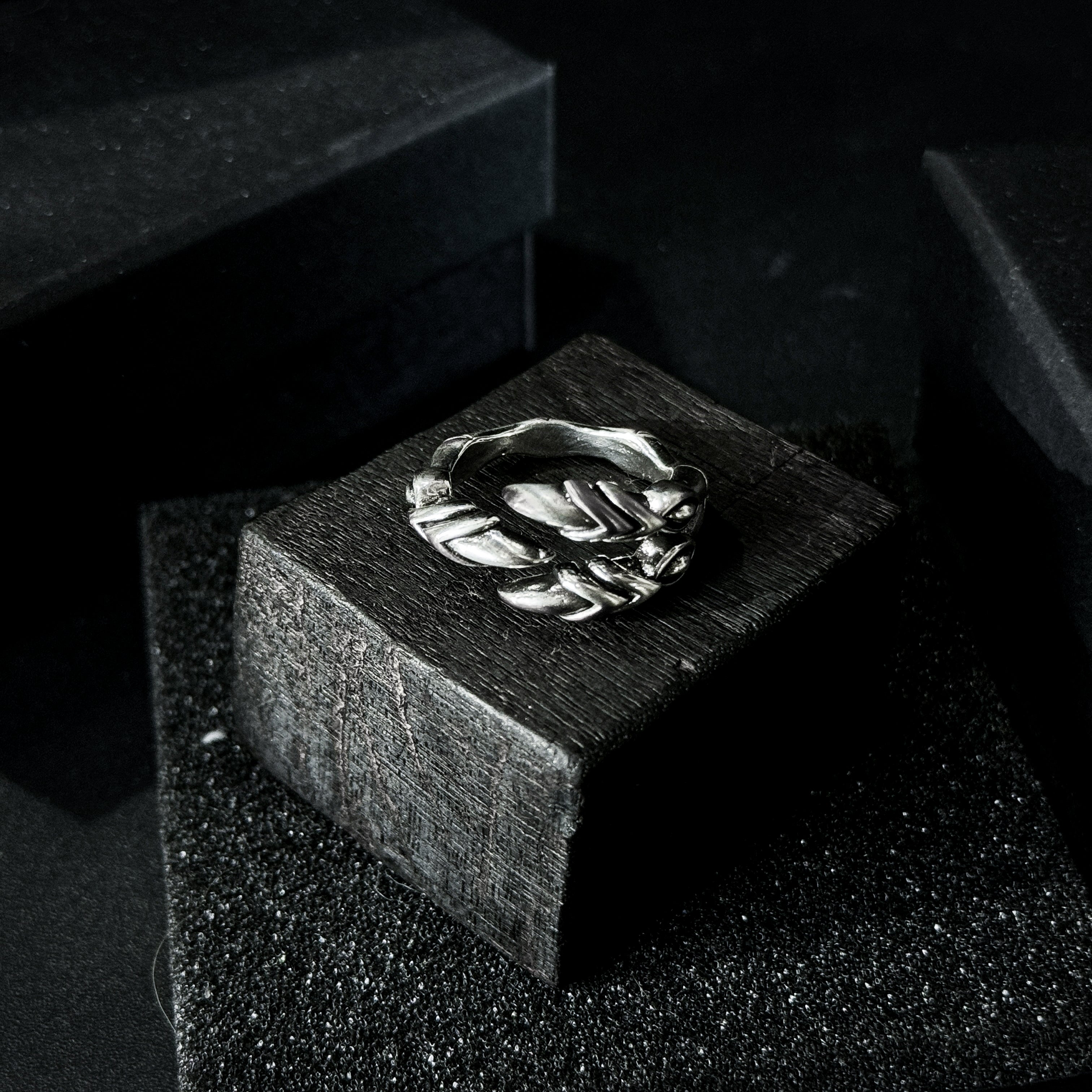 Yuuzo 925 Japan Three-Claw Dragon Talon Ring • Dark Vintage Engraved Beast Claw Art Band for Men & Women