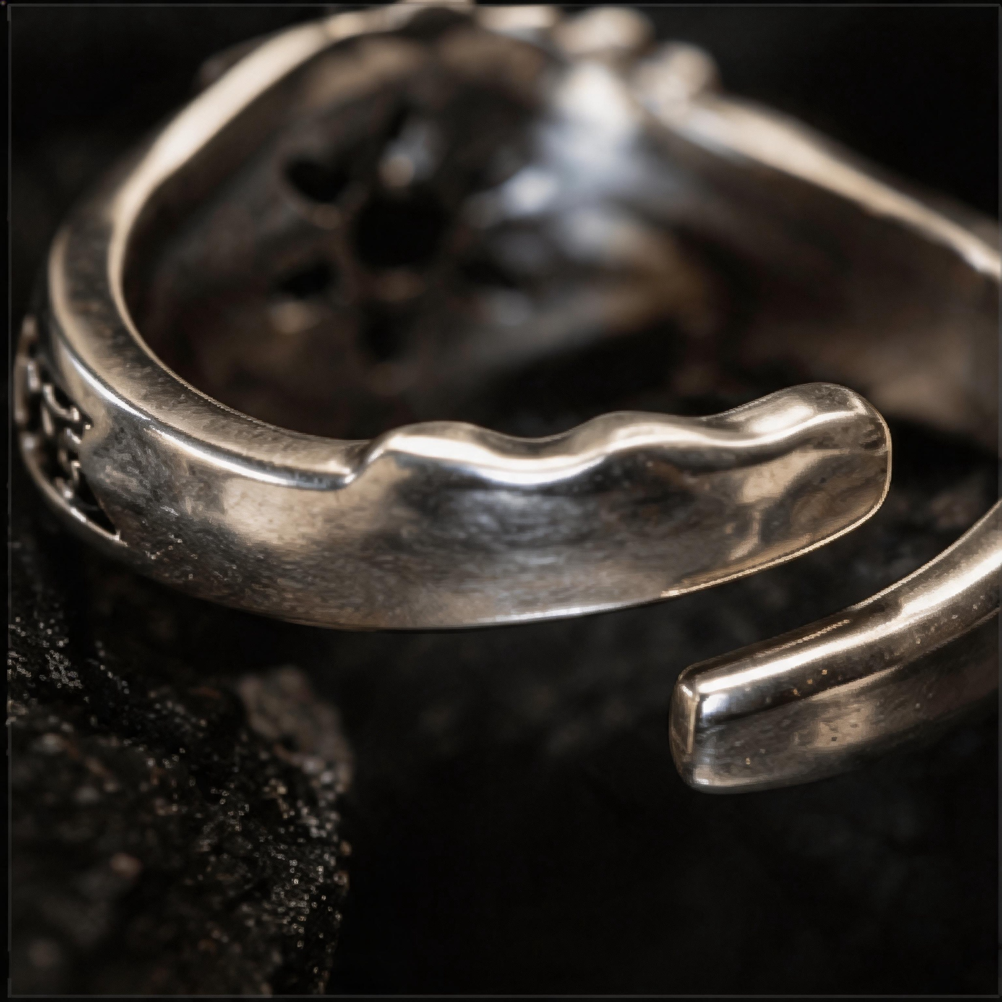 Yuuzo Black Gothic Gem Ring for Women Men, Vintage Punk Statement Ring, Dark Fantasy Jewelry, Adjustable Y2K Goth Accessories, Unisex Streetwear Fashion Ring Gift