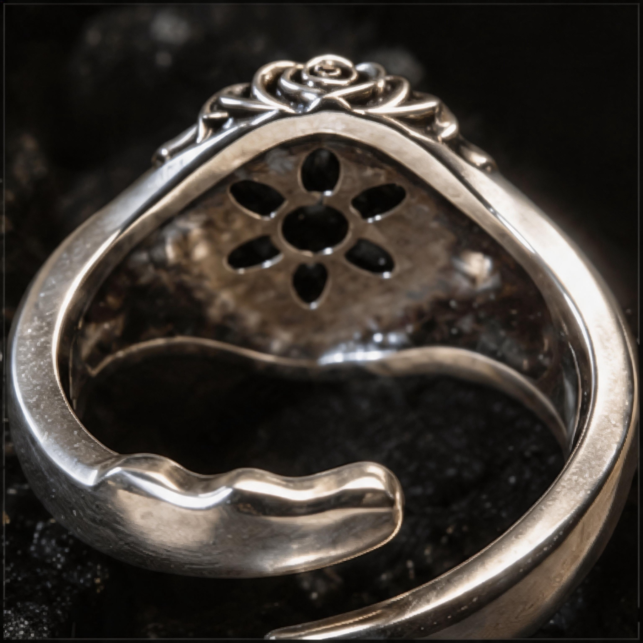 Yuuzo Black Gothic Gem Ring for Women Men, Vintage Punk Statement Ring, Dark Fantasy Jewelry, Adjustable Y2K Goth Accessories, Unisex Streetwear Fashion Ring Gift